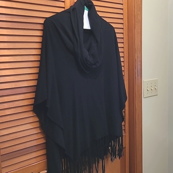 Lovestitch Cape/Poncho - Picture 1 of 7
